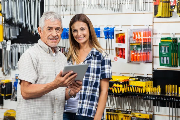 Mujer y padre con tableta digital en la tienda de hardware —  Fotos de Stock