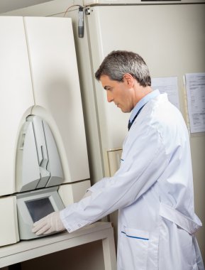 Bilim Laboratuarı'nda kan kültür enstrüman kullanarak