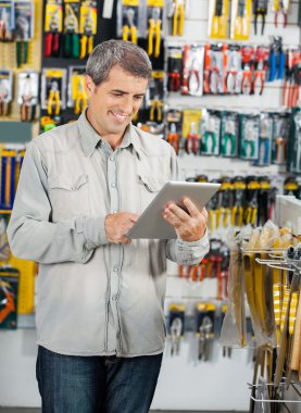 Donanım mağaza dijital Tablet kullanarak müşteri
