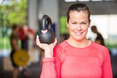Uygun kadın spor salonunda kettlebell kaldırma