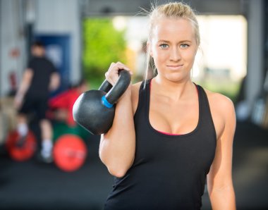 Güzel atlet Kettlebell kaldırma