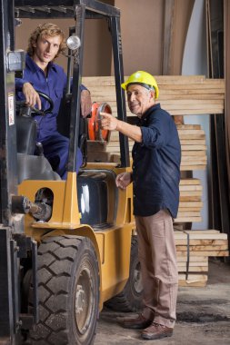 Bir şey Forklift meslektaşım için gösterilen marangoz