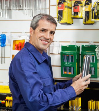 Ürün donanım deposunda Paketli işçi Holding