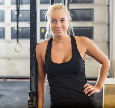 Kalça el ile duran emin uygun kadın