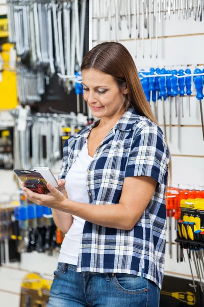 Productos de escaneo de clientes Código de barras a través del teléfono celular — Foto de Stock