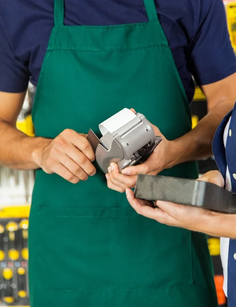 Travailleur balayant la carte de crédit avec femme tenant l'ensemble d'outils — Photo