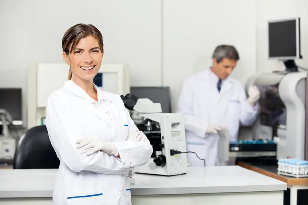 Femme scientifique souriante en laboratoire — Photo