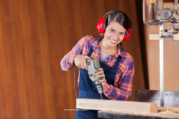 Jistý Carpenter pomocí vrtací stroje v dílně — Stock fotografie