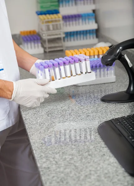 Technicus houden reageerbuis houder In laboratorium — Stockfoto