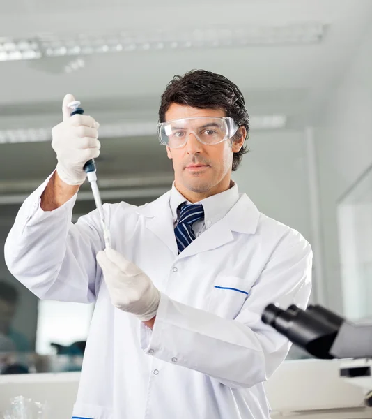 Solução de enchimento do cientista no tubo de teste — Fotografia de Stock