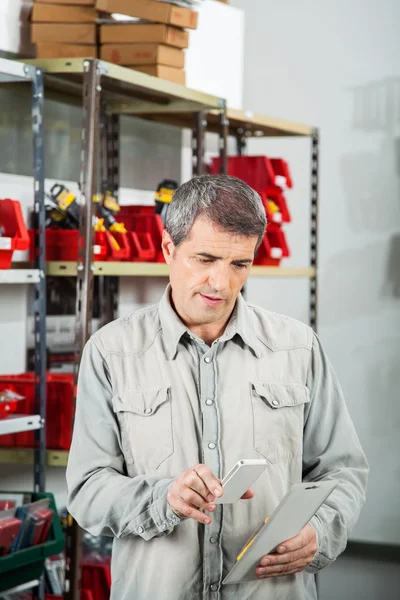 Hombre escaneando el producto en la tienda de hardware —  Fotos de Stock