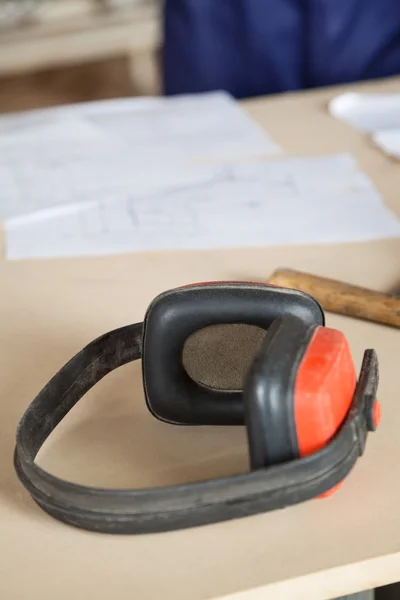 Primer plano de los protectores de oído en la mesa de madera —  Fotos de Stock