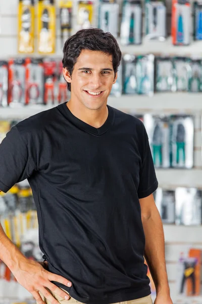 Selbstbewusster Mann im Baumarkt — Stockfoto