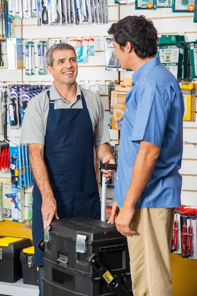 Vendeur montrant le cas d'outil au client en magasin — Photo