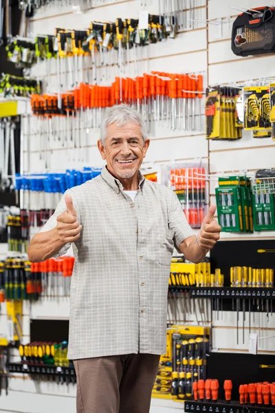 Gestos de clientes pulgares hacia arriba en la tienda de hardware — Foto de Stock