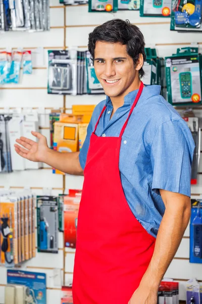 Junger Verkäufer begrüßt im Baumarkt — Stockfoto