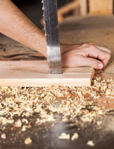 Carpentieri mani taglio Plank con sega a nastro — Foto Stock