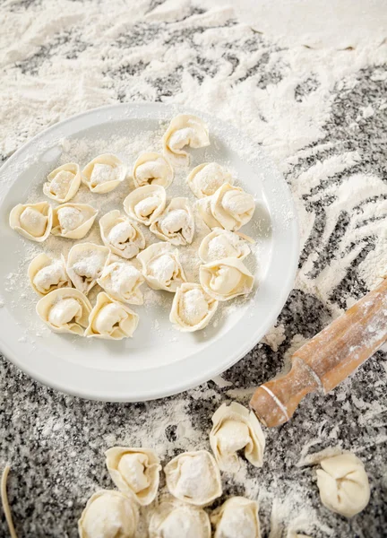 Massa Ravioli crua com rolo Pin em contador bagunçado — Fotografia de Stock