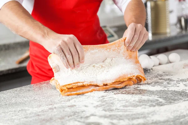 Chef Holding Ravioli Hoja de pasta cubierta con harina — Foto de Stock