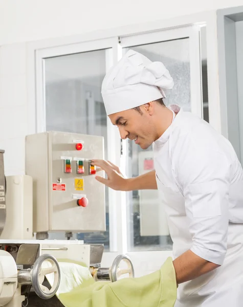 Chef Operating Spaghetti Pasta Machine At Kitchen — Stock Photo, Image