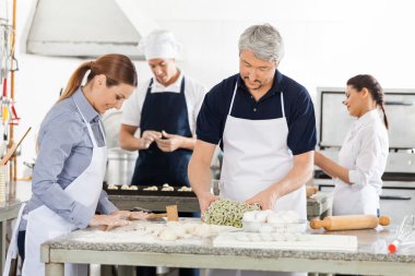 Şefler makarna birlikte mutfakta hazırlanması
