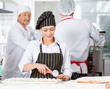 Güzel şef kesme mantı makarna Backgrou meslektaşları ile
