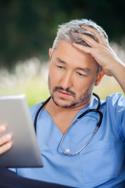 Tablet PC'yi kullanma gerildi erkek bekçi