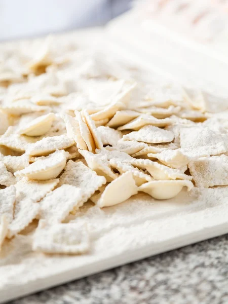 Harina espolvoreada sobre la pasta cruda de Ravioli — Foto de Stock