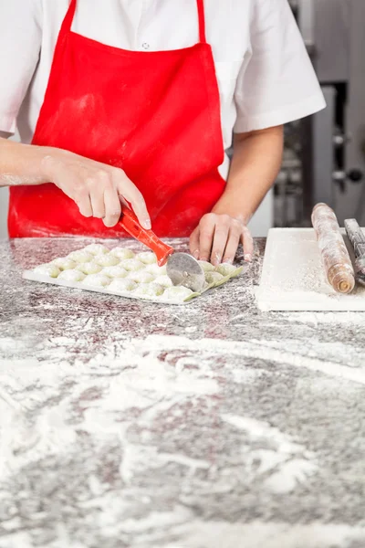 Chef taglio Ravioli pasta al bancone disordinato — Foto Stock