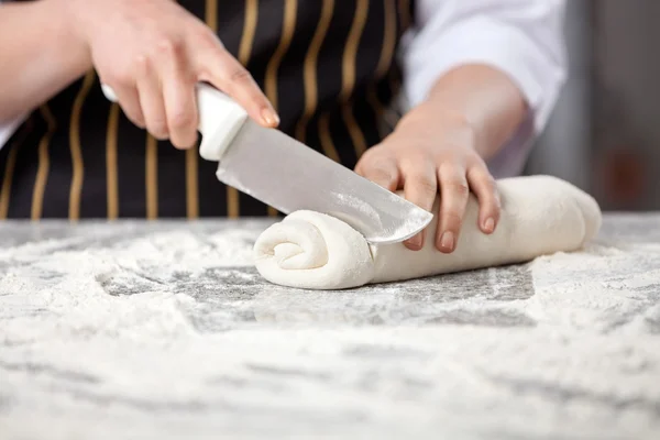Midsection de Chef que corta a massa laminada na cozinha — Fotografia de Stock