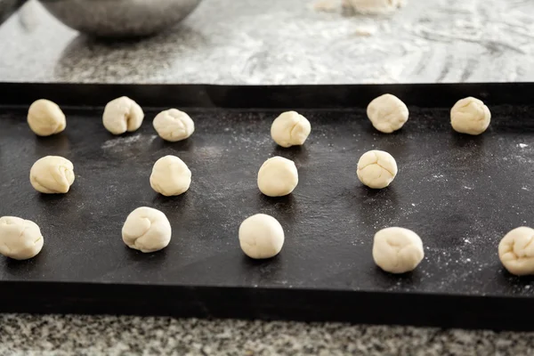 Паста-тесто шары в лоток на коммерческой кухне — стоковое фото