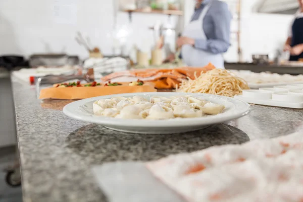 Ravioli e Spaghetti Pasta al bancone della cucina commerciale — Foto Stock