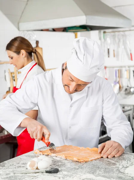Chef de corte de pasta Ravioli en el mostrador en la cocina —  Fotos de Stock