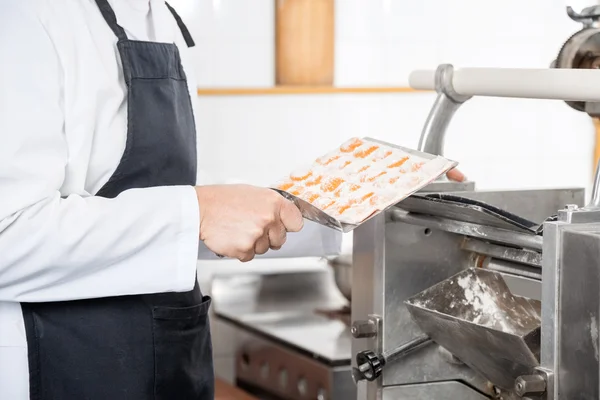 Kocken bearbetning Ravioli Pasta i maskiner — Stockfoto