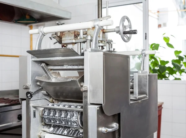 Máquina de massas Ravioli na cozinha — Fotografia de Stock