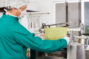 Şef yeşil makarna yaprak makinesi hazırlama