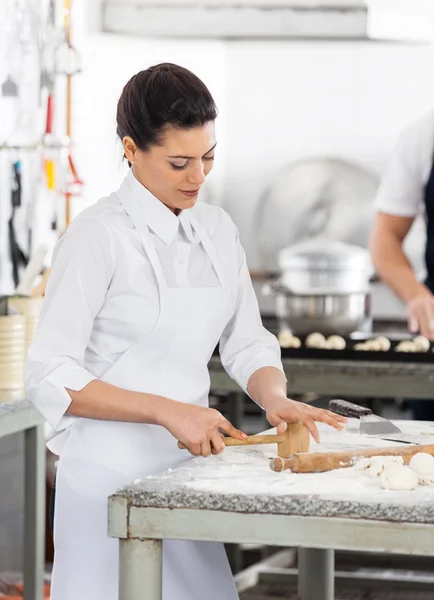 Chef dando forma a la pasta en el mostrador en la cocina — Foto de Stock