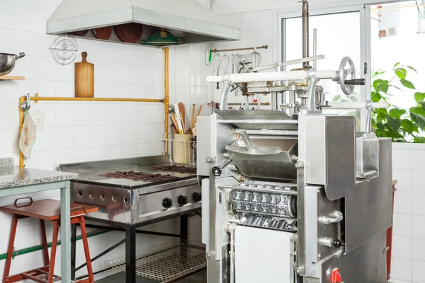 Máquina de massas Ravioli na cozinha comercial — Fotografia de Stock