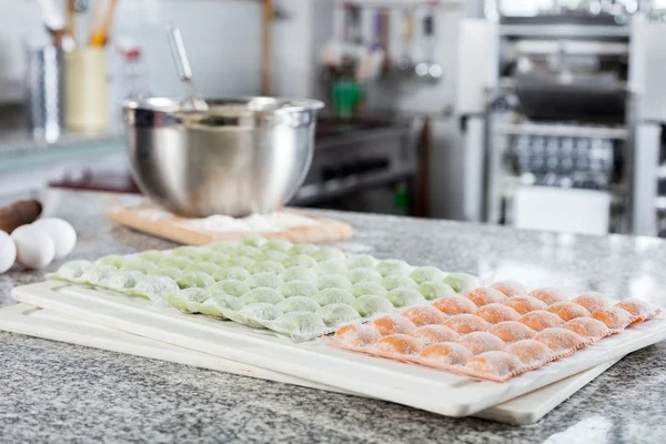 Ravioli-Pasta auf Schneidebrett an der Arbeitsplatte in kommerziellen Küchen — Stockfoto