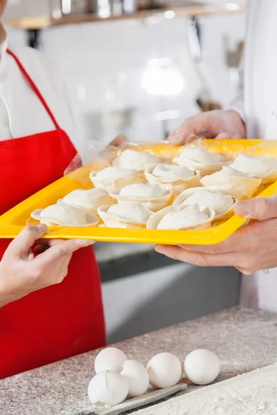 Chef che tengono vassoio con pasta cruda — Foto Stock
