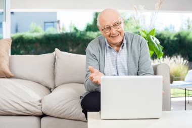 Mutlu komuta sizde görüntülü laptop sundurma, sohbet