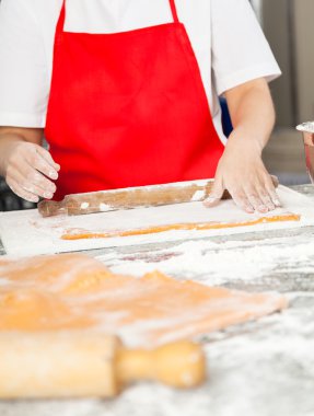 Mutlu Şef makarna yaprak tezgahta haddeleme