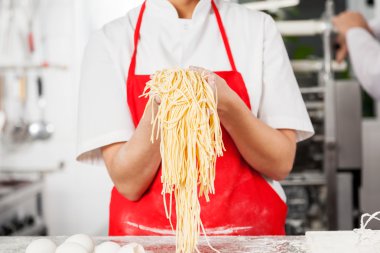 Midsection Şef Holding spagetti makarna sayaç