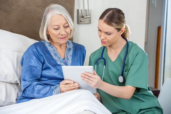 Pielęgniarka kobieta i starszy kobieta przy użyciu komputera typu Tablet — Zdjęcie stockowe