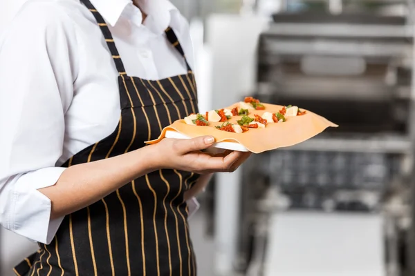 Kocken anläggning bricka med fyllda Ravioli Pasta blad — Stockfoto