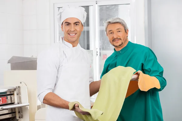 Confident Chefs Holding Green Spaghetti Pasta Sheet — Stock Photo, Image