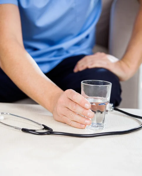 Male Caretaker Holding Glass Of Water — Stock Photo, Image