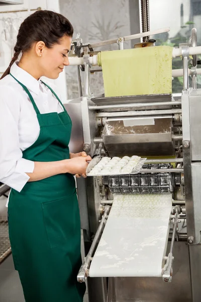 Kvinnliga kock förbereda Ravioli Pasta i maskin — Stockfoto