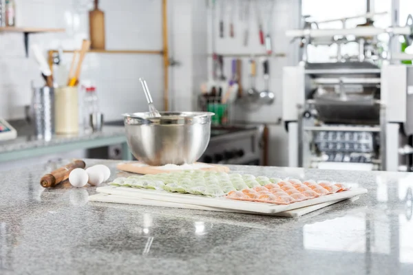 Kereskedelmi konyha pulton nyers Ravioli tésztával — Stock Fotó