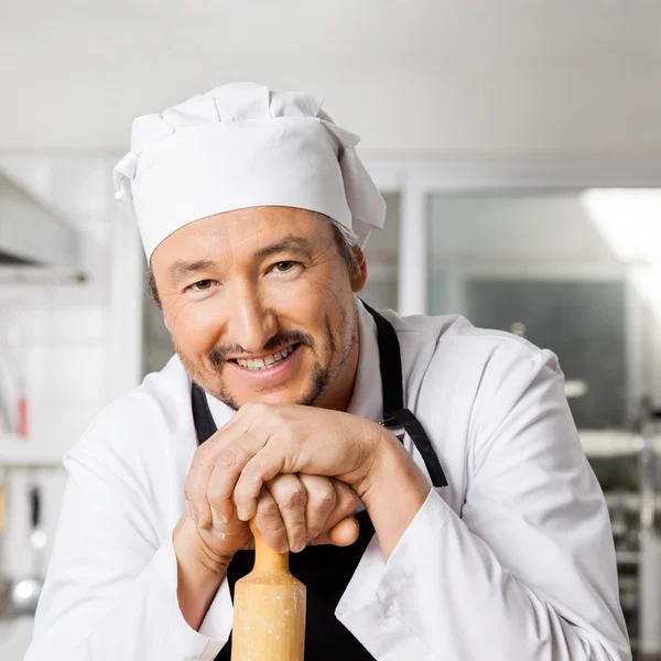 Retrato de Chef feliz que se inclina no rolo Pin — Fotografia de Stock